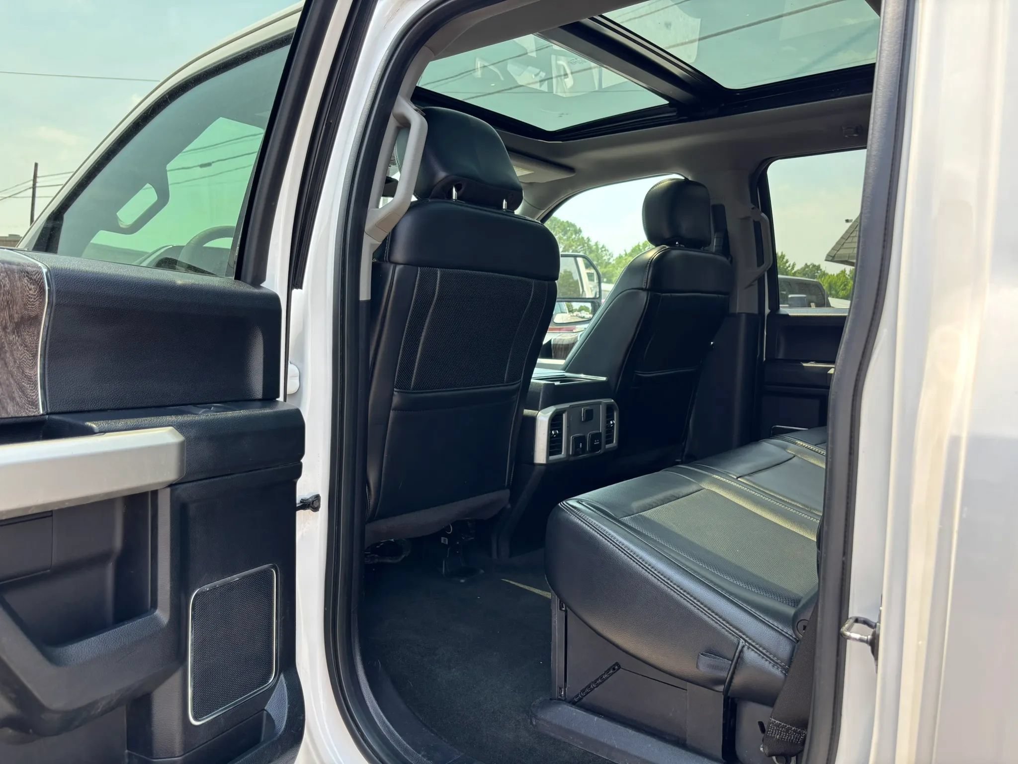 Used 2019 Ford F250 Lariat w/ Lariat Ultimate Package AWD/4WD image 26