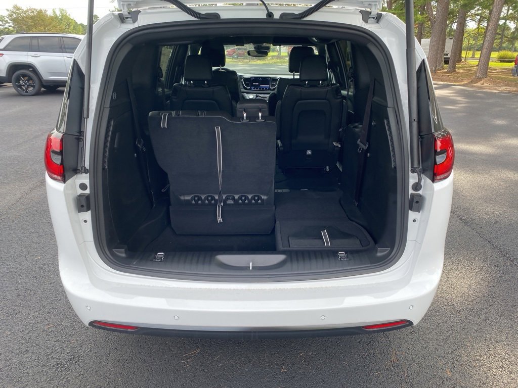 New 2026 Chrysler Pacifica Select w/ S Appearance Package image 15