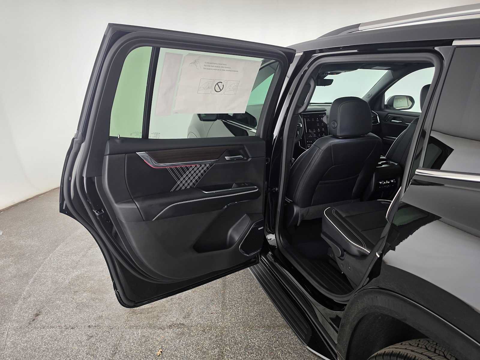 New 2027 GMC Acadia Denali w/ Denali Reserve Package FWD image 17