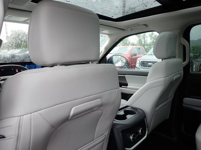 Used 2025 Ford Expedition Platinum w/ Driver's Package AWD/4WD image 19