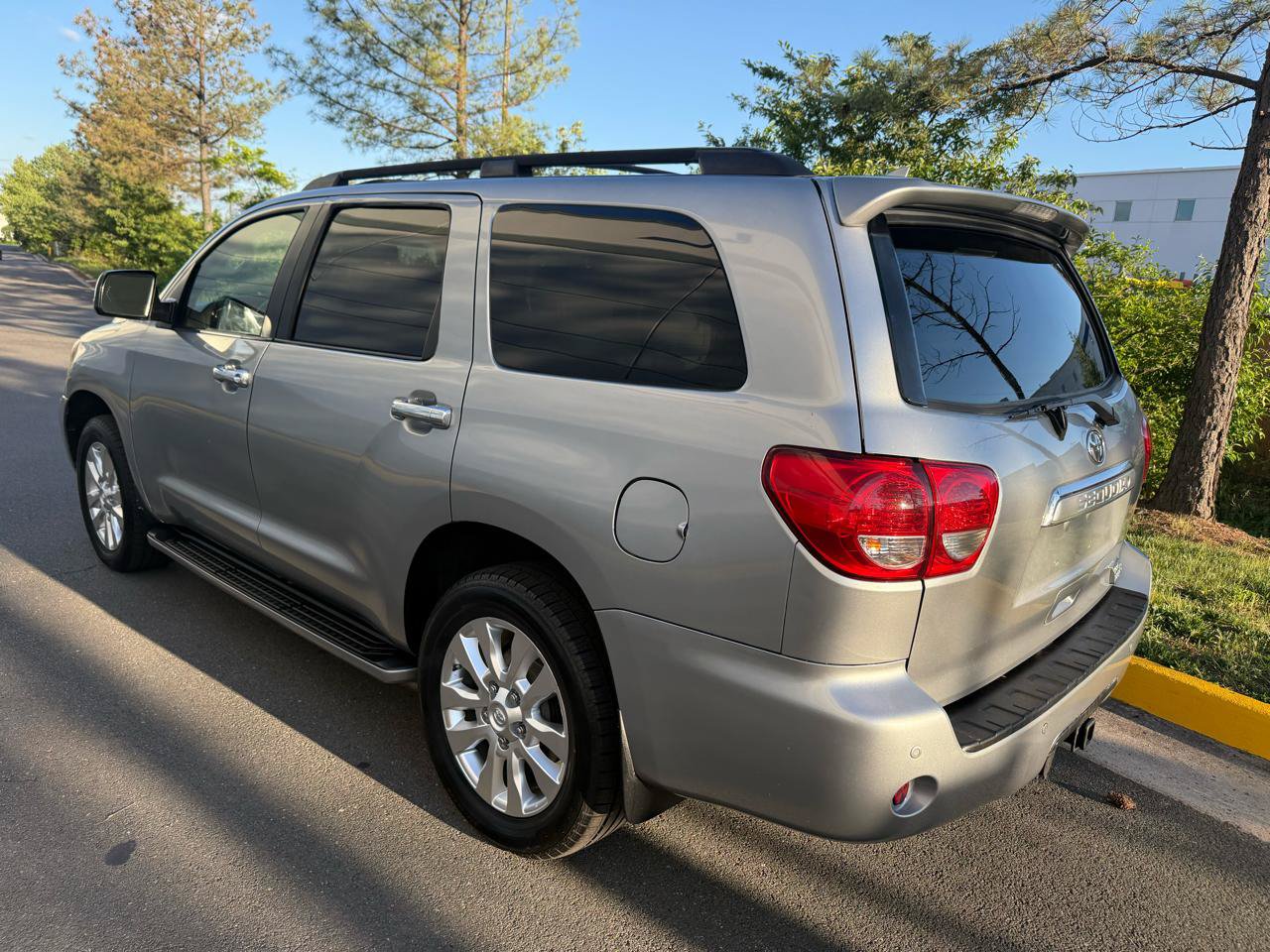 Used 2010 Toyota Sequoia Limited AWD/4WD image 4
