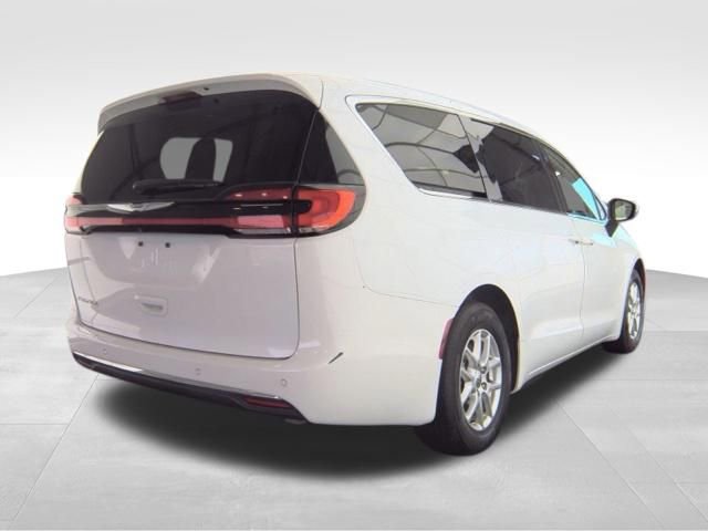 Used 2023 Chrysler Pacifica Touring-L FWD image 7