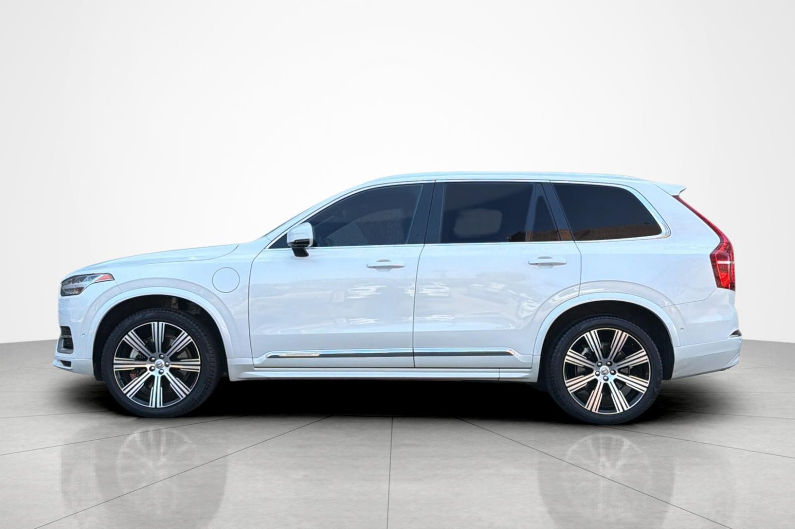 Used 2024 Volvo XC90 T8 Plus w/ Protection Package Premier AWD/4WD image 2