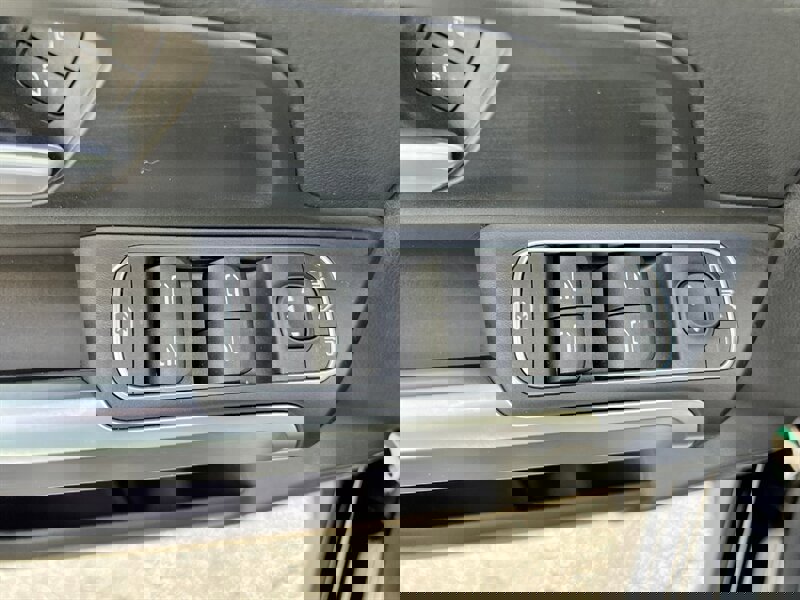 Used 2023 Mercedes-Benz EQB 300 4MATIC image 25