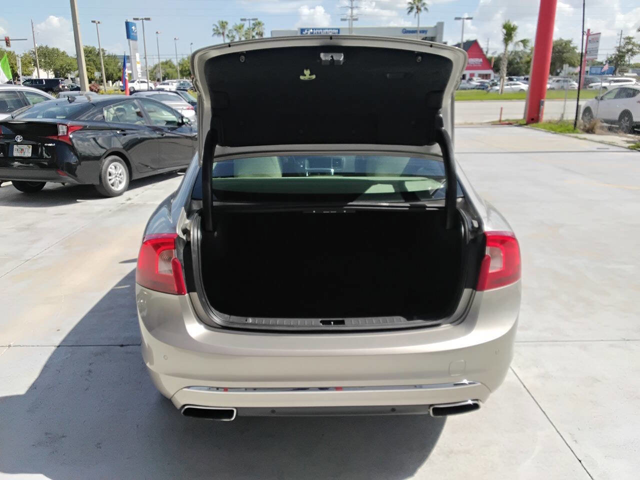 Used 2016 Volvo S60 T5 Inscription Platinum image 14