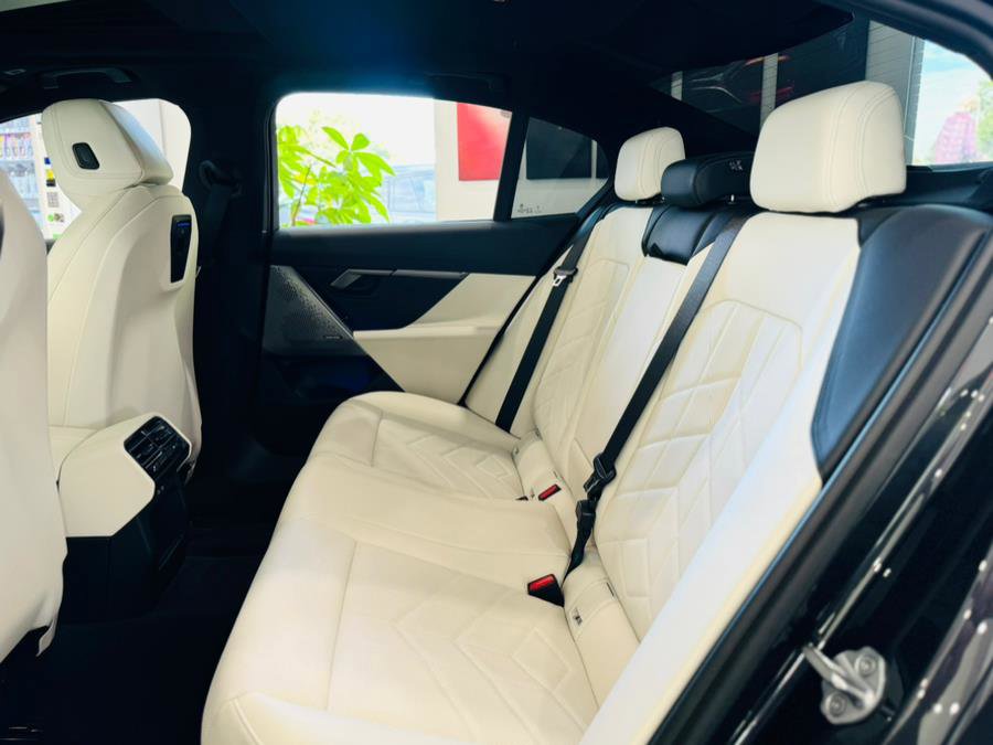 Used 2024 BMW 540i xDrive w/ Premium Package image 17