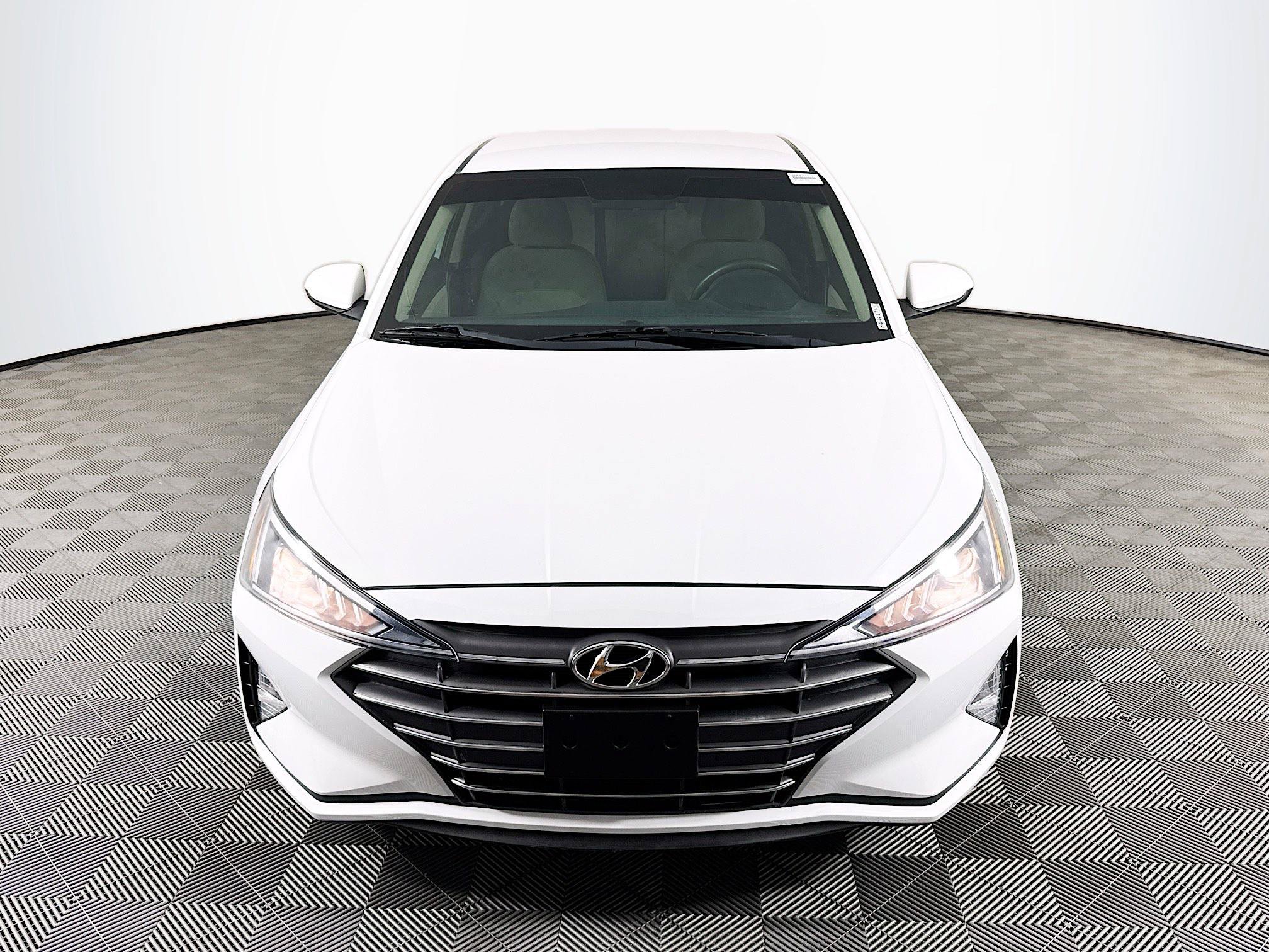 Used 2019 Hyundai Elantra SE FWD image 2