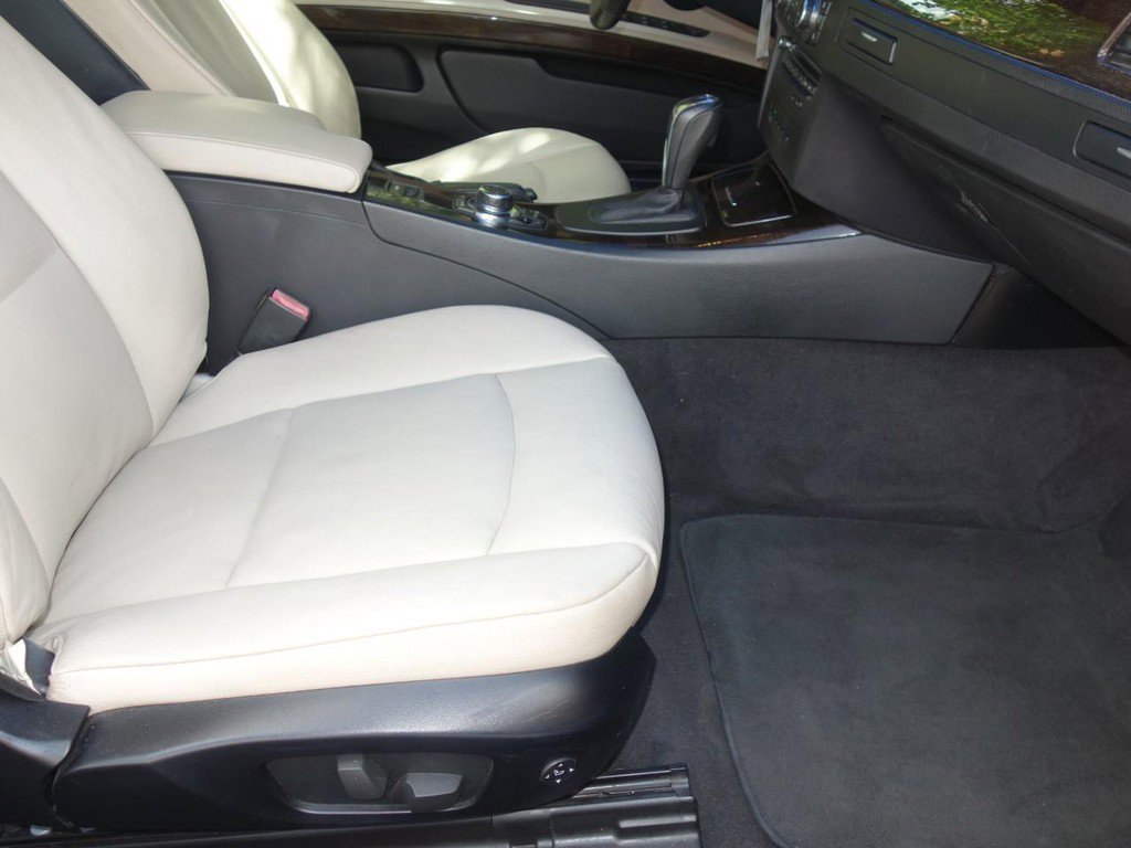Used 2013 BMW 335i Convertible image 21