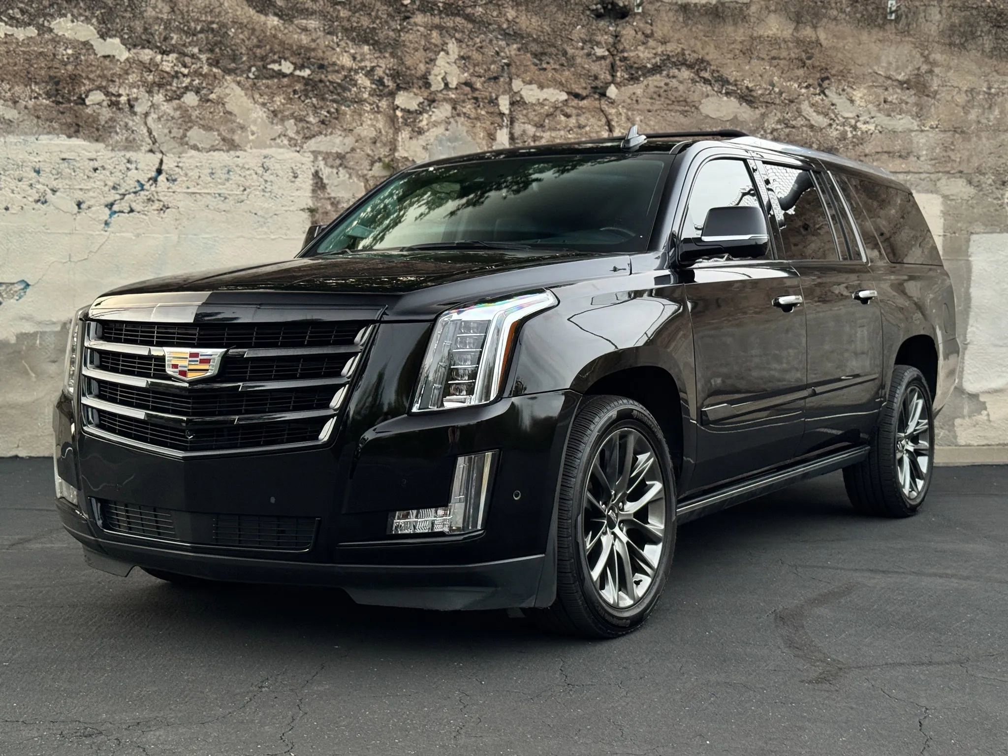 Used 2020 Cadillac Escalade ESV Premium Luxury w/ Escalade Sport Edition AWD/4WD image 14
