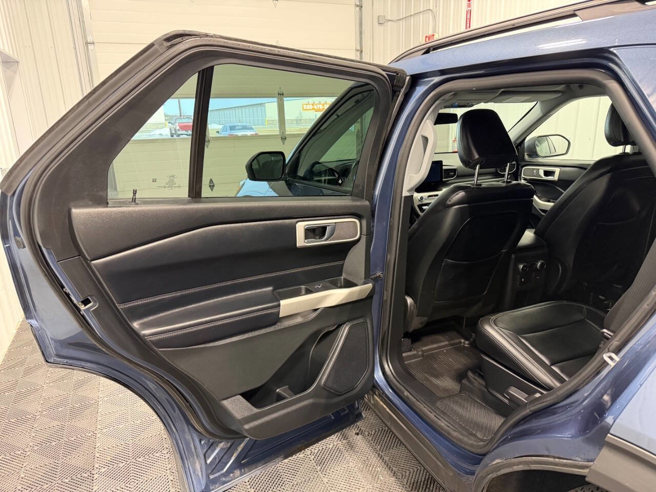 Used 2020 Ford Explorer XLT w/ Equipment Group 202A AWD/4WD image 8