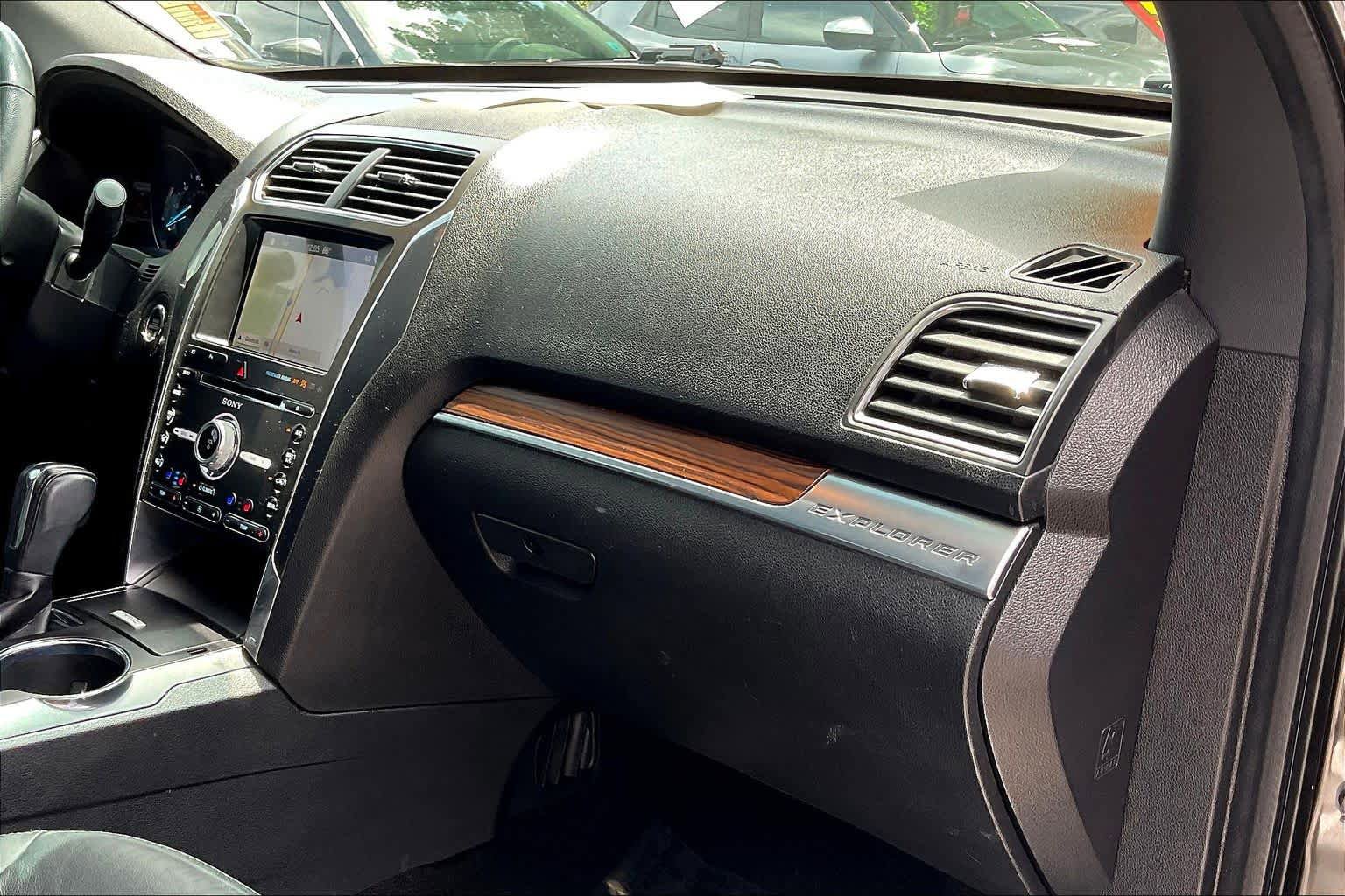 Used 2018 Ford Explorer Limited w/ Ford Safe & Smart Package image 16