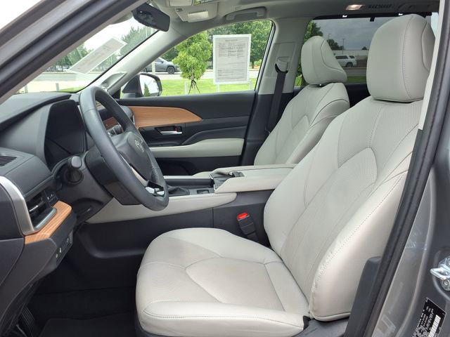 Used 2025 Toyota Grand Highlander FWD image 18