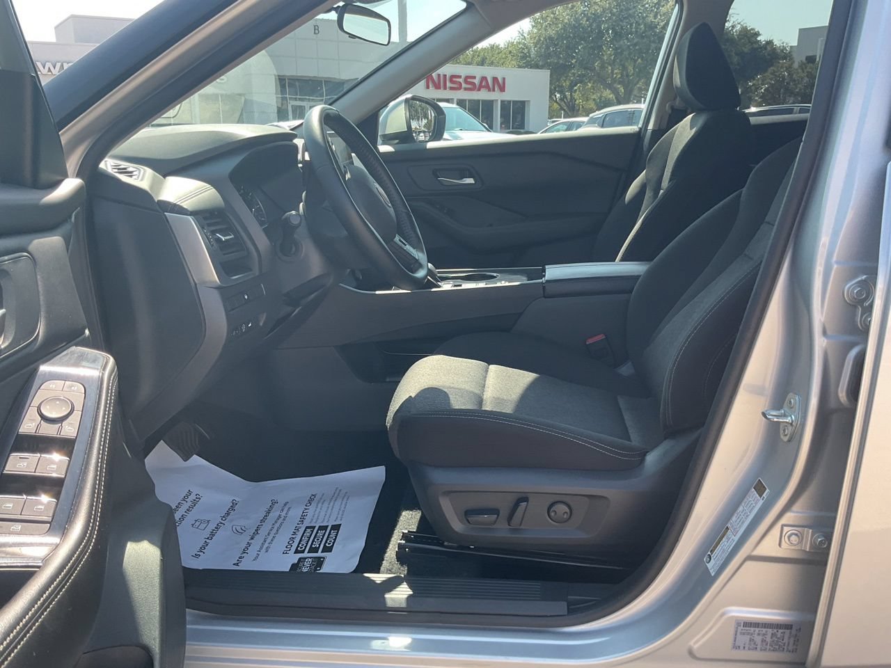Used 2025 Nissan Rogue SV FWD image 8