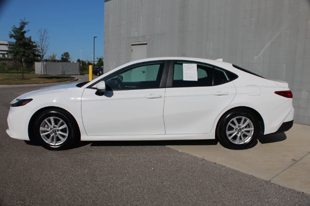 Used 2025 Toyota Camry LE FWD image 5