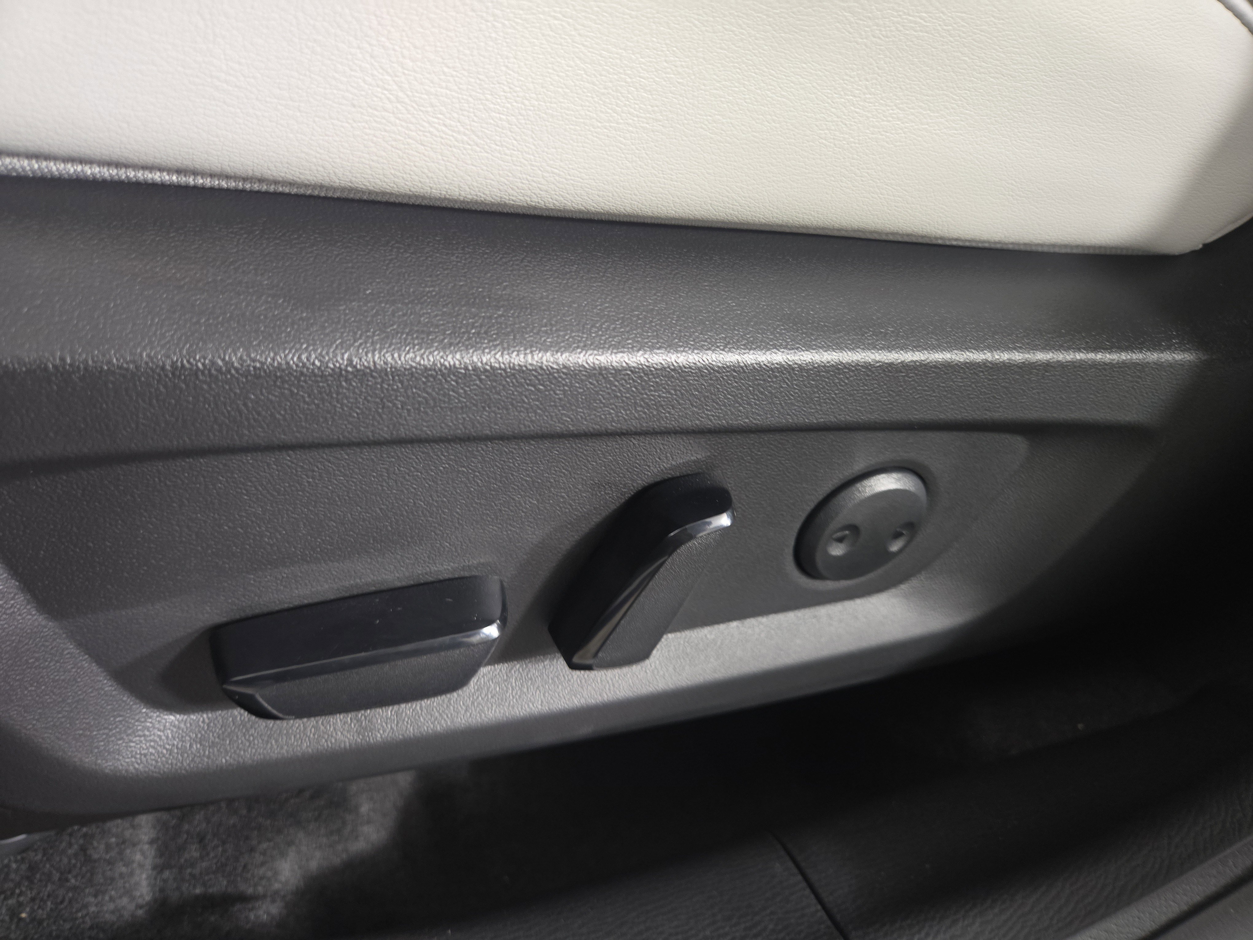 New 2025 Mitsubishi Outlander SE image 30