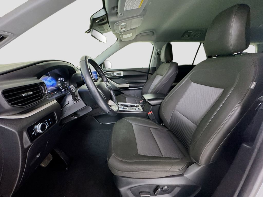 Used 2023 Ford Explorer XLT AWD/4WD image 12