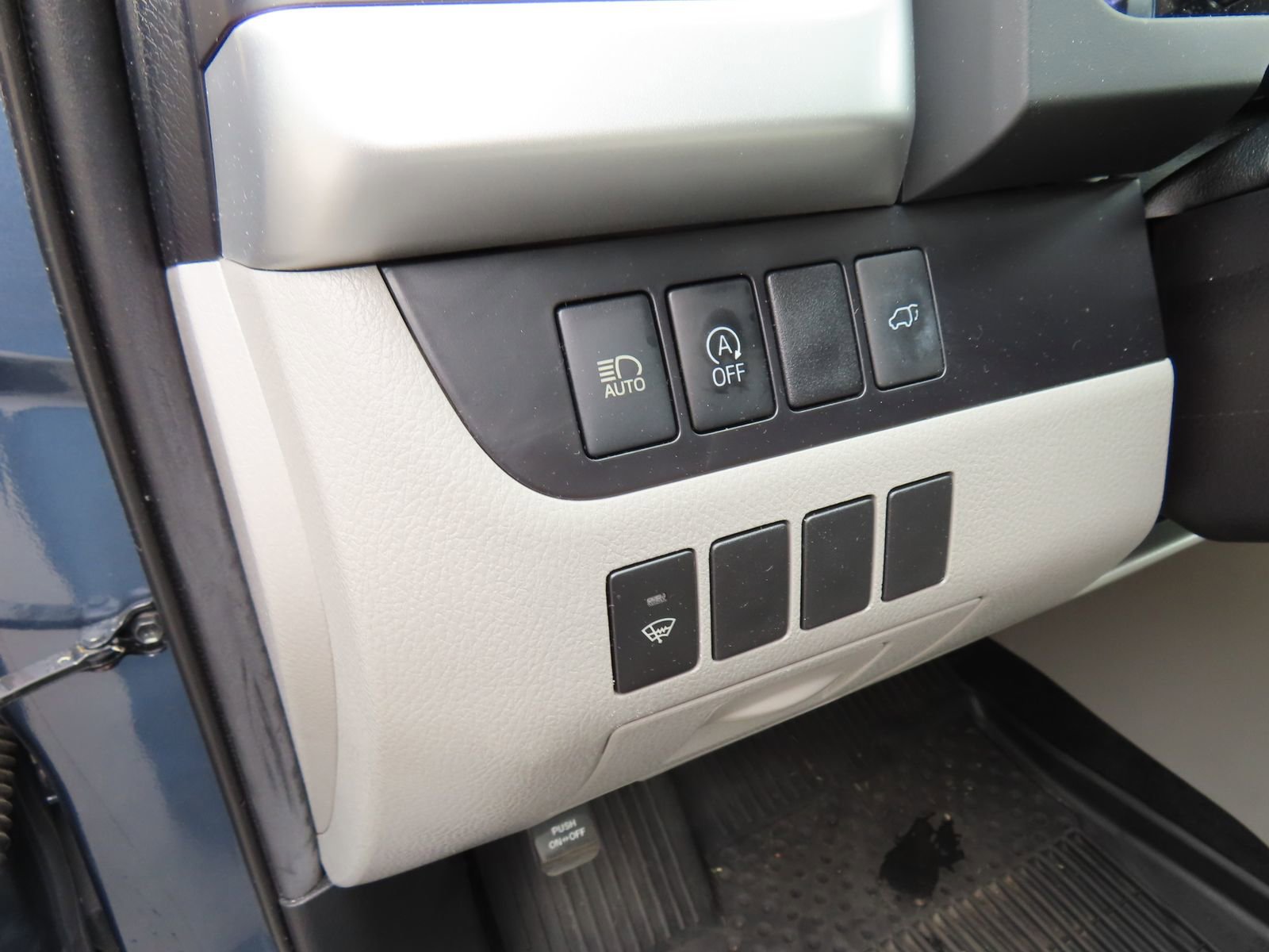 Used 2019 Toyota Highlander XLE AWD/4WD image 12