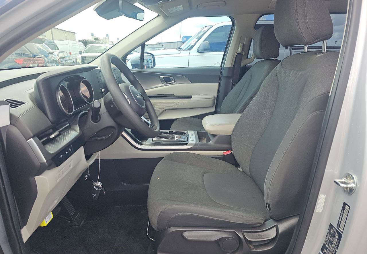 Used 2022 Kia Carnival LX image 9