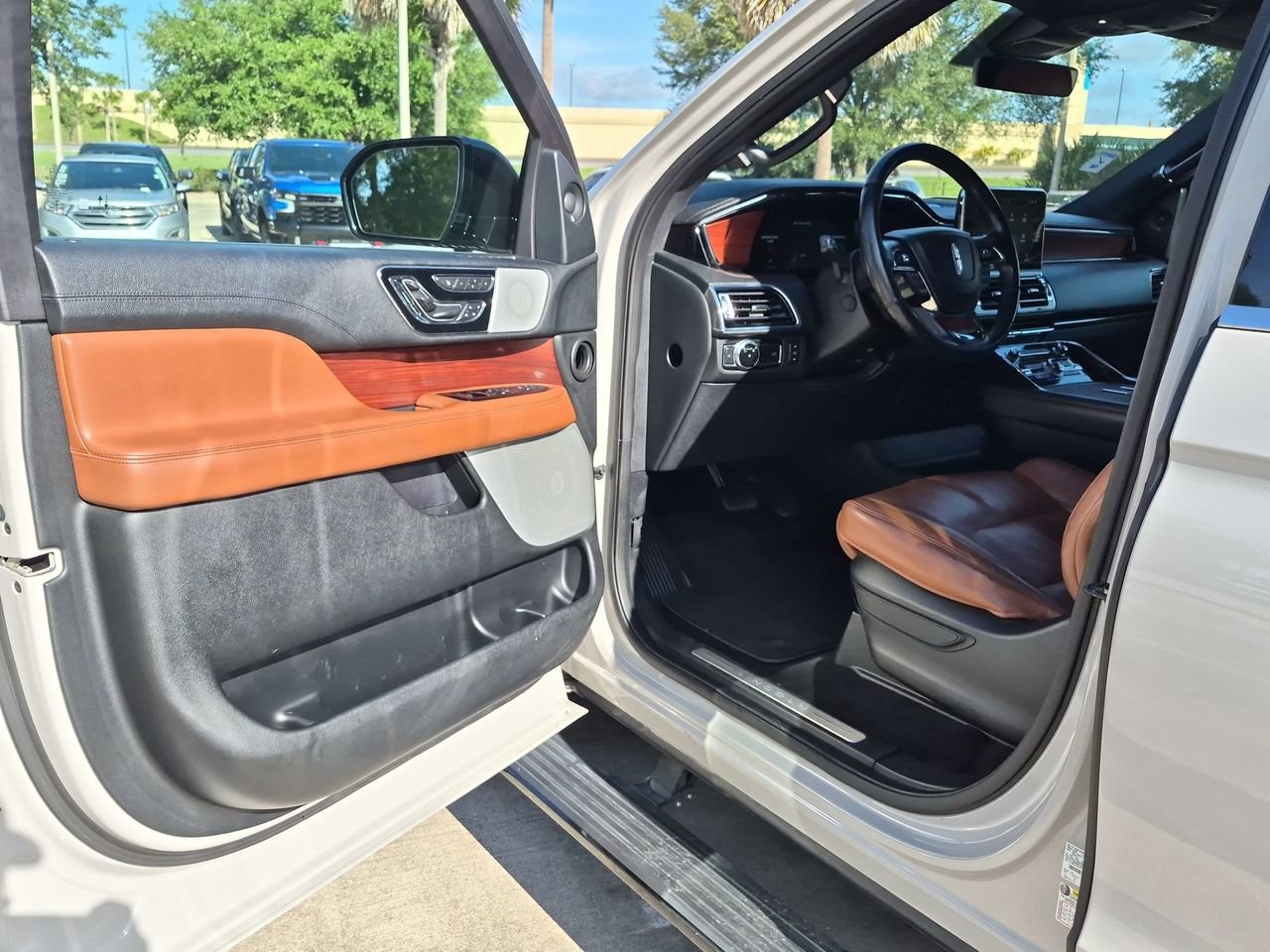 Used 2020 Lincoln Navigator Reserve w/ Luxury Package AWD/4WD image 7
