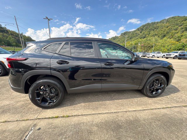 New 2026 Chevrolet Trax LT w/ Sunroof Package FWD image 8
