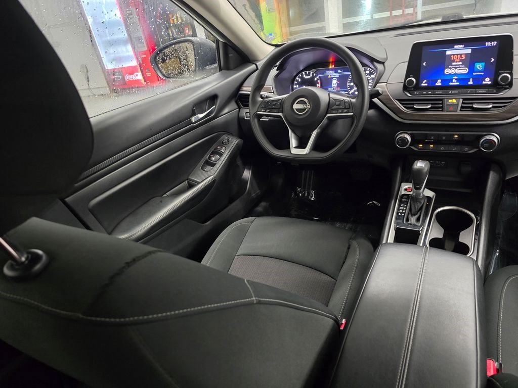 Used 2024 Nissan Altima 2.5 SV FWD image 32