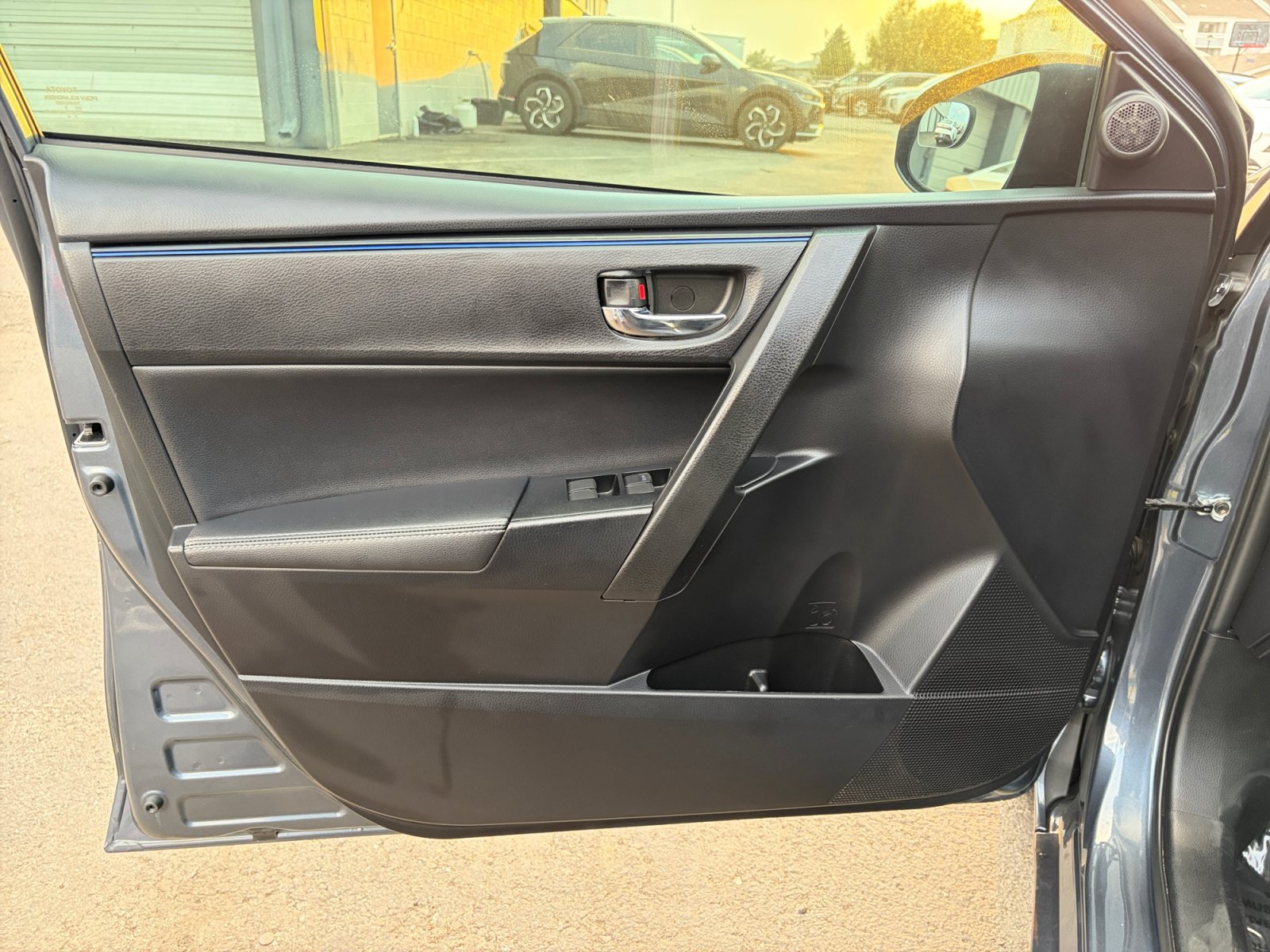 Used 2017 Toyota Corolla SE w/ Carpet Mat Package (TMS) FWD image 14