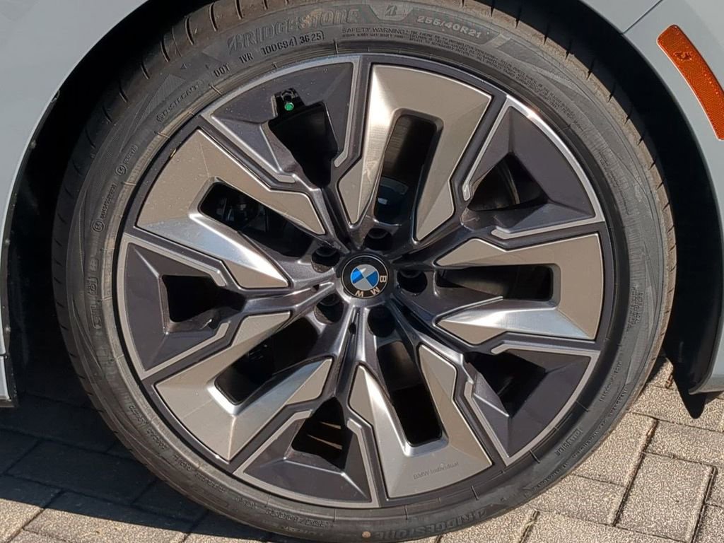 New 2026 BMW 760i xDrive w/ Premium Package image 11