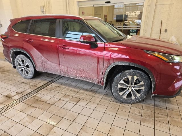 New 2026 Toyota Highlander XLE image 2