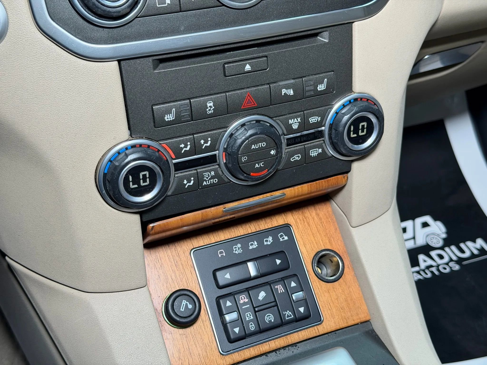 Used 2015 Land Rover LR4 HSE image 50