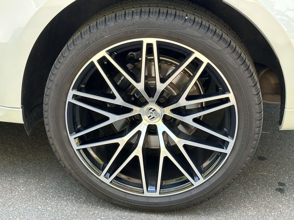 Certified 2025 Porsche Macan image 8