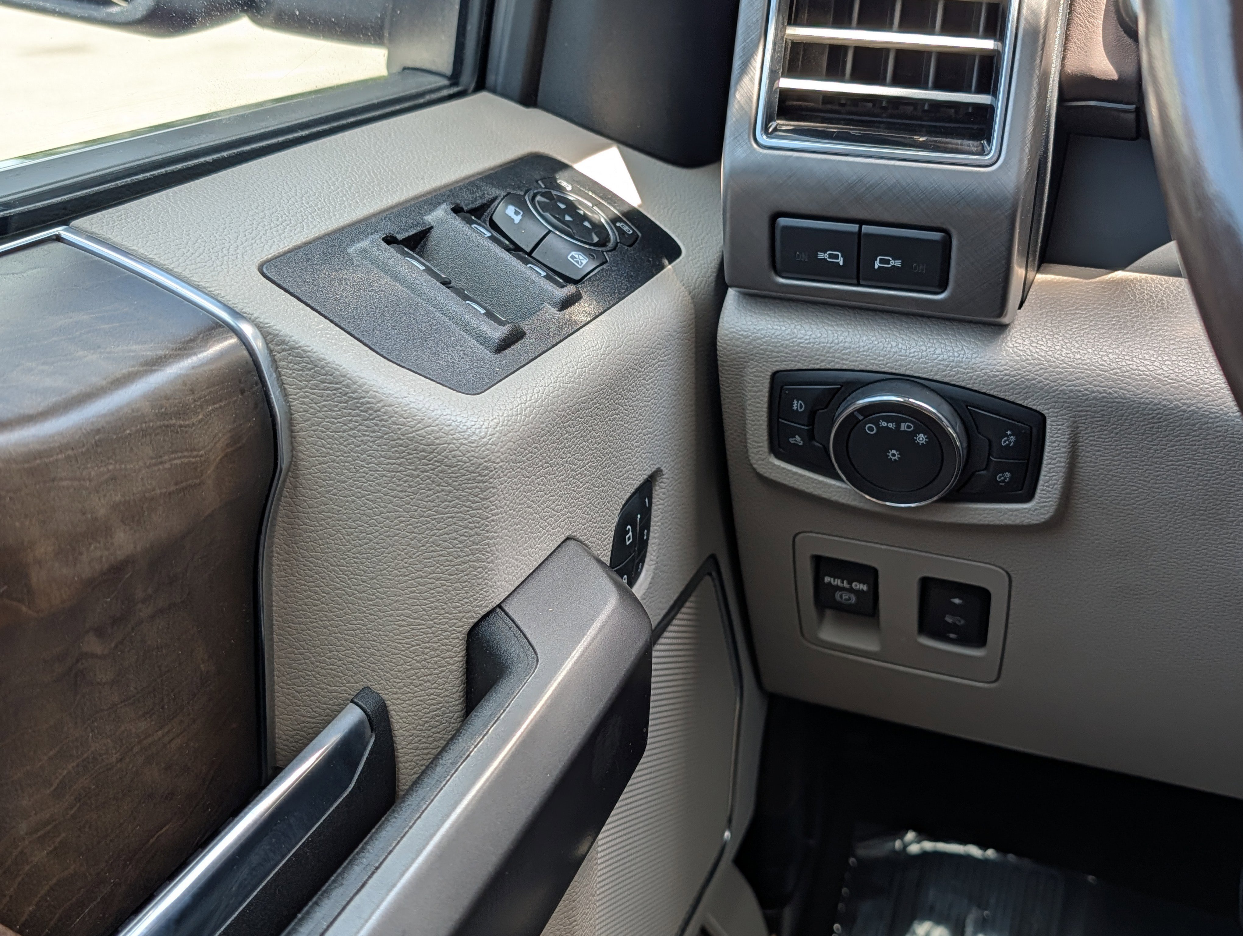 Used 2019 Ford F150 Limited w/ Trailer Tow Package RWD image 29