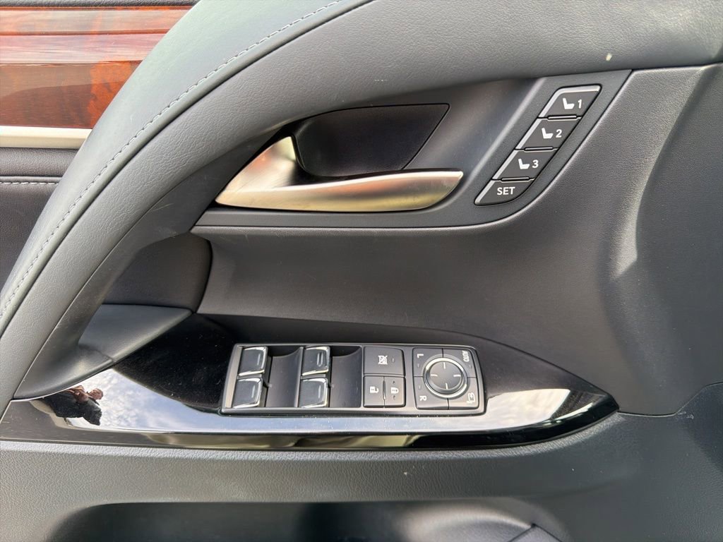 Used 2016 Lexus LX 570 4WD w/ Luxury Package image 27