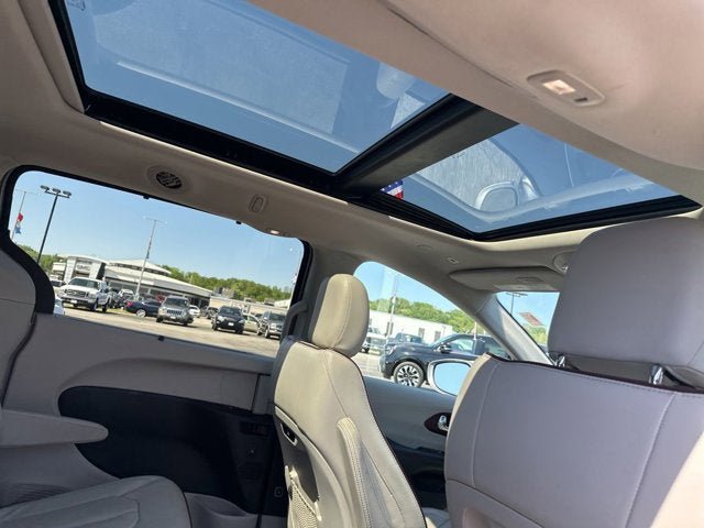 Used 2019 Chrysler Pacifica Limited FWD image 12