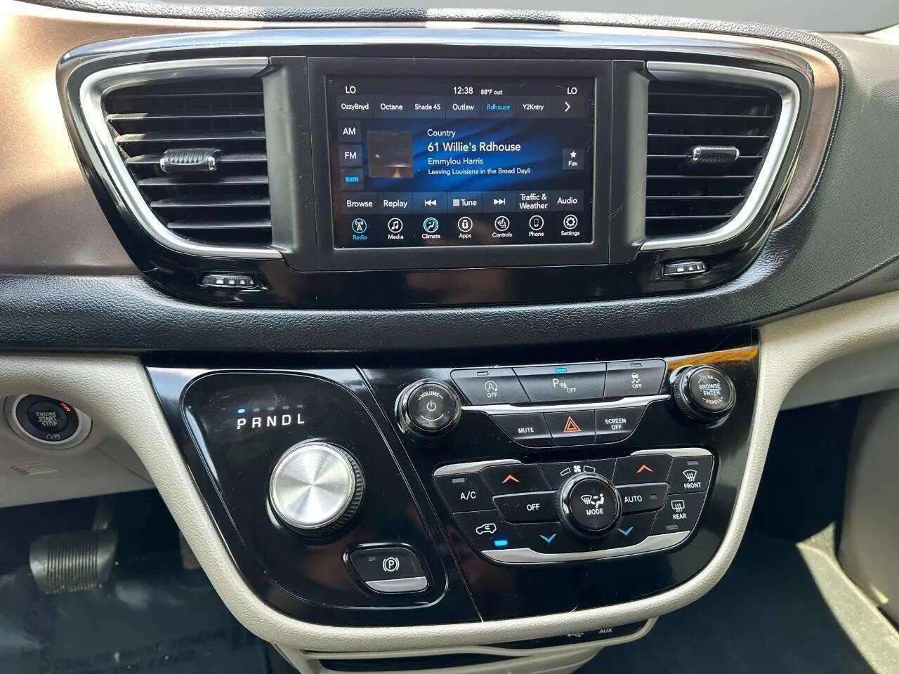 Used 2018 Chrysler Pacifica Touring-L image 38