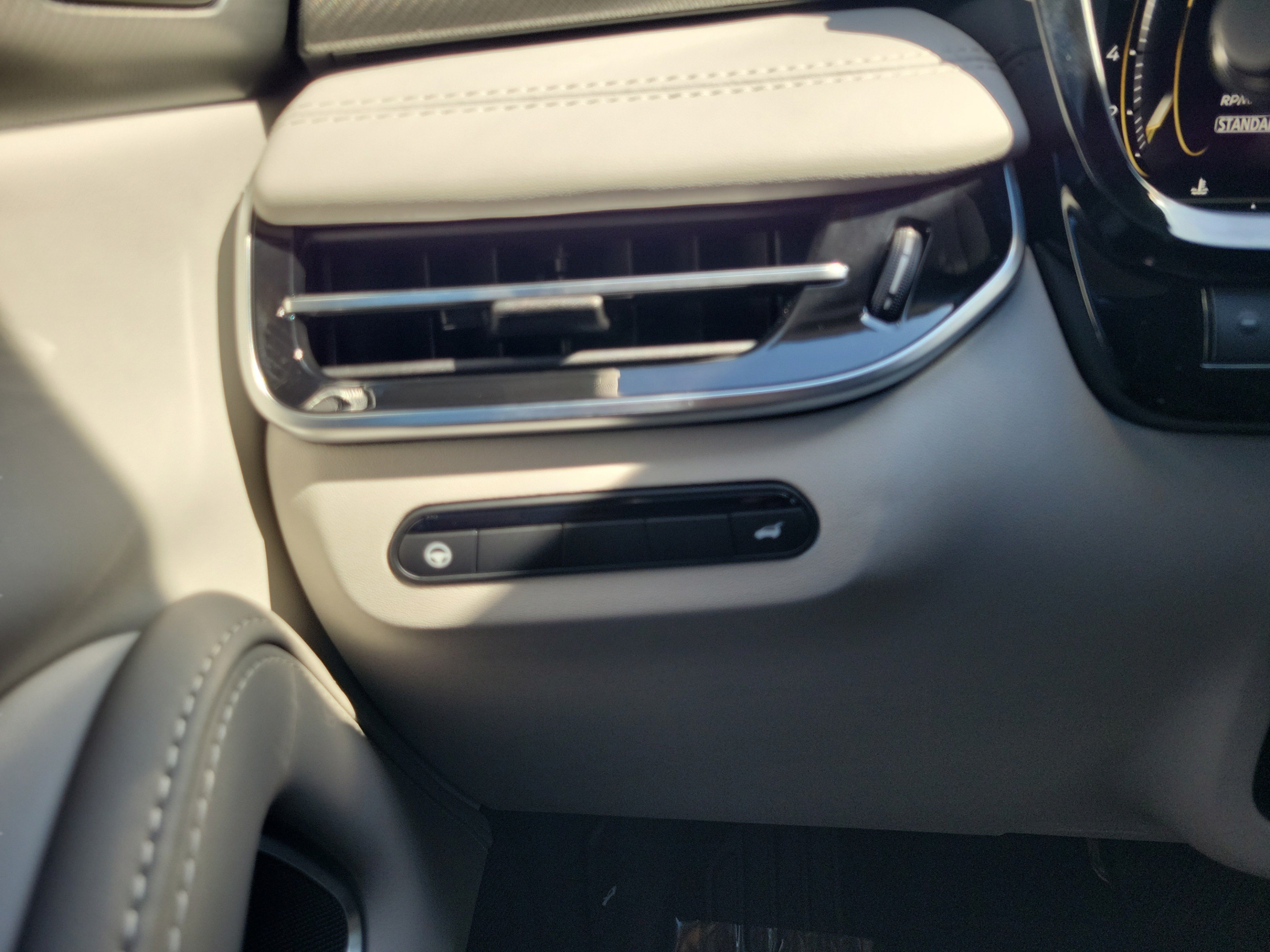 New 2027 INFINITI QX60 Luxe w/ Cargo Package FWD image 13