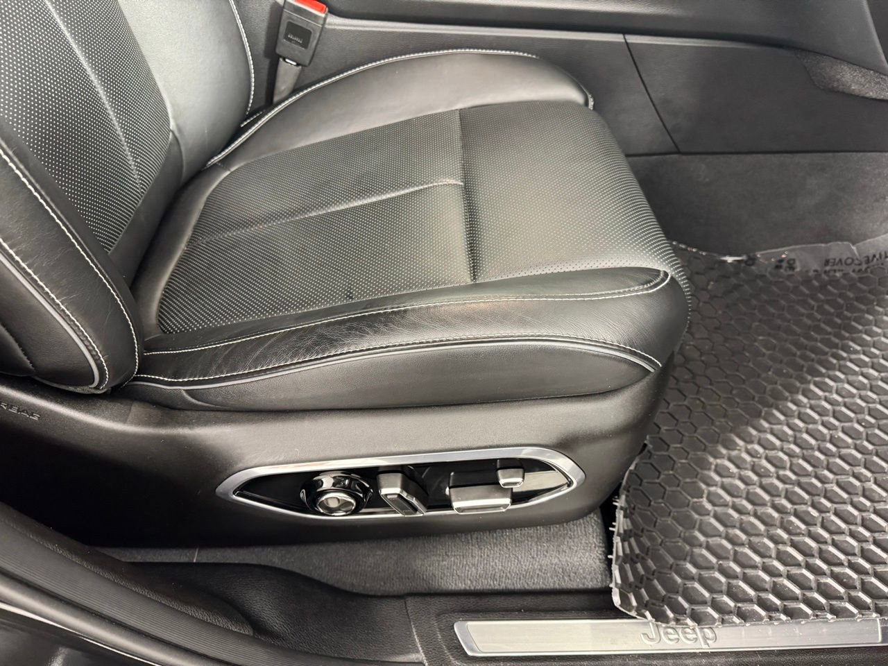 Used 2024 Jeep Grand Cherokee Overland w/ Luxury Tech Group IV image 37