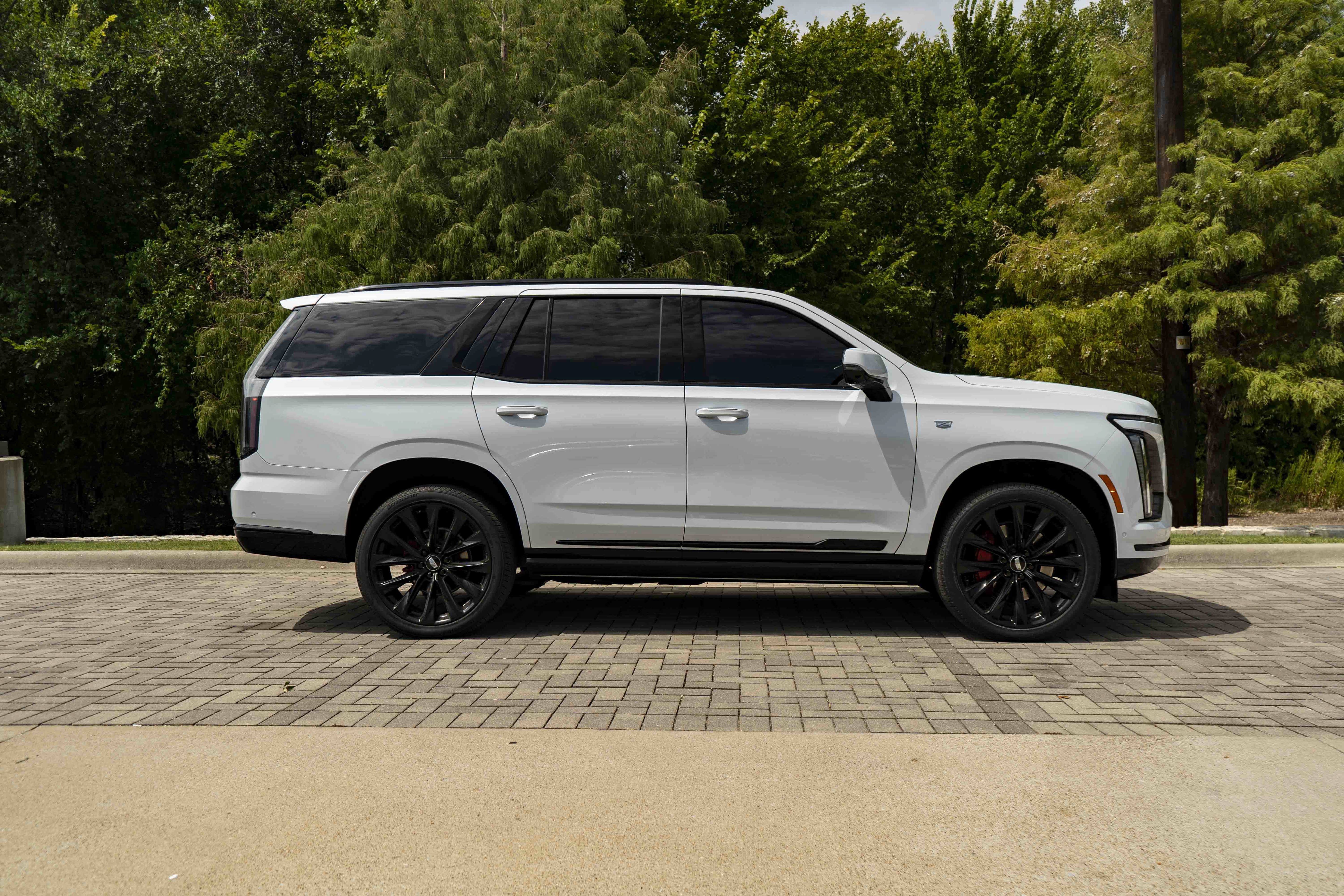 Used 2026 Cadillac Escalade Platinum Sport w/ LPO, ONYX Package AWD/4WD image 9