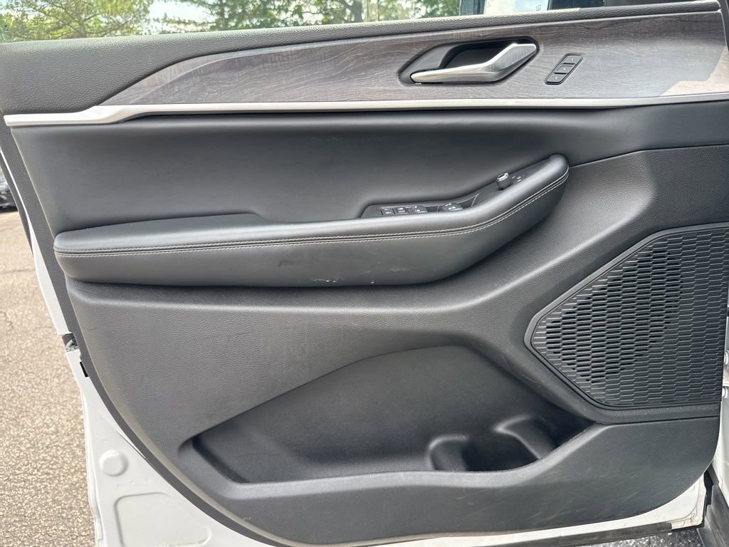 Used 2023 Jeep Grand Cherokee Limited image 23