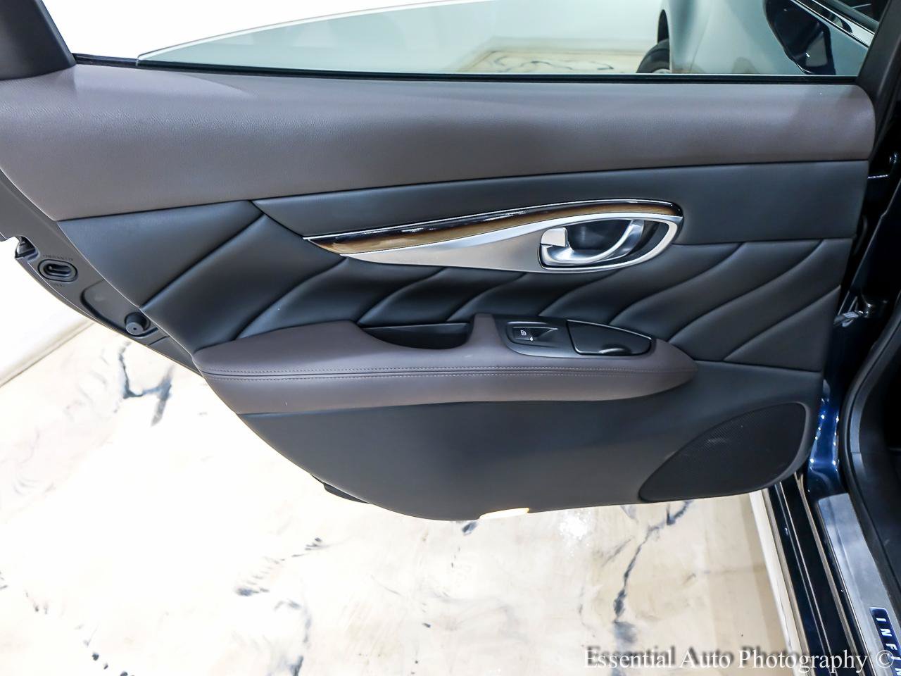 Used 2015 INFINITI Q70 L 3.7 w/ Deluxe Touring Package AWD/4WD image 30