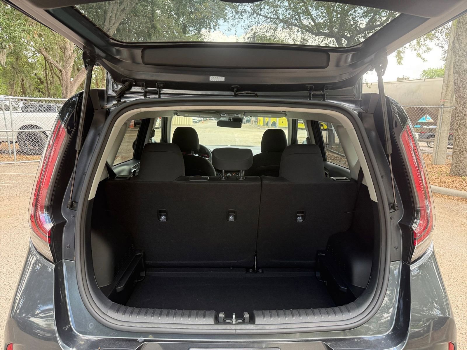 Used 2025 Kia Soul LX w/ LX Technology Package FWD image 28