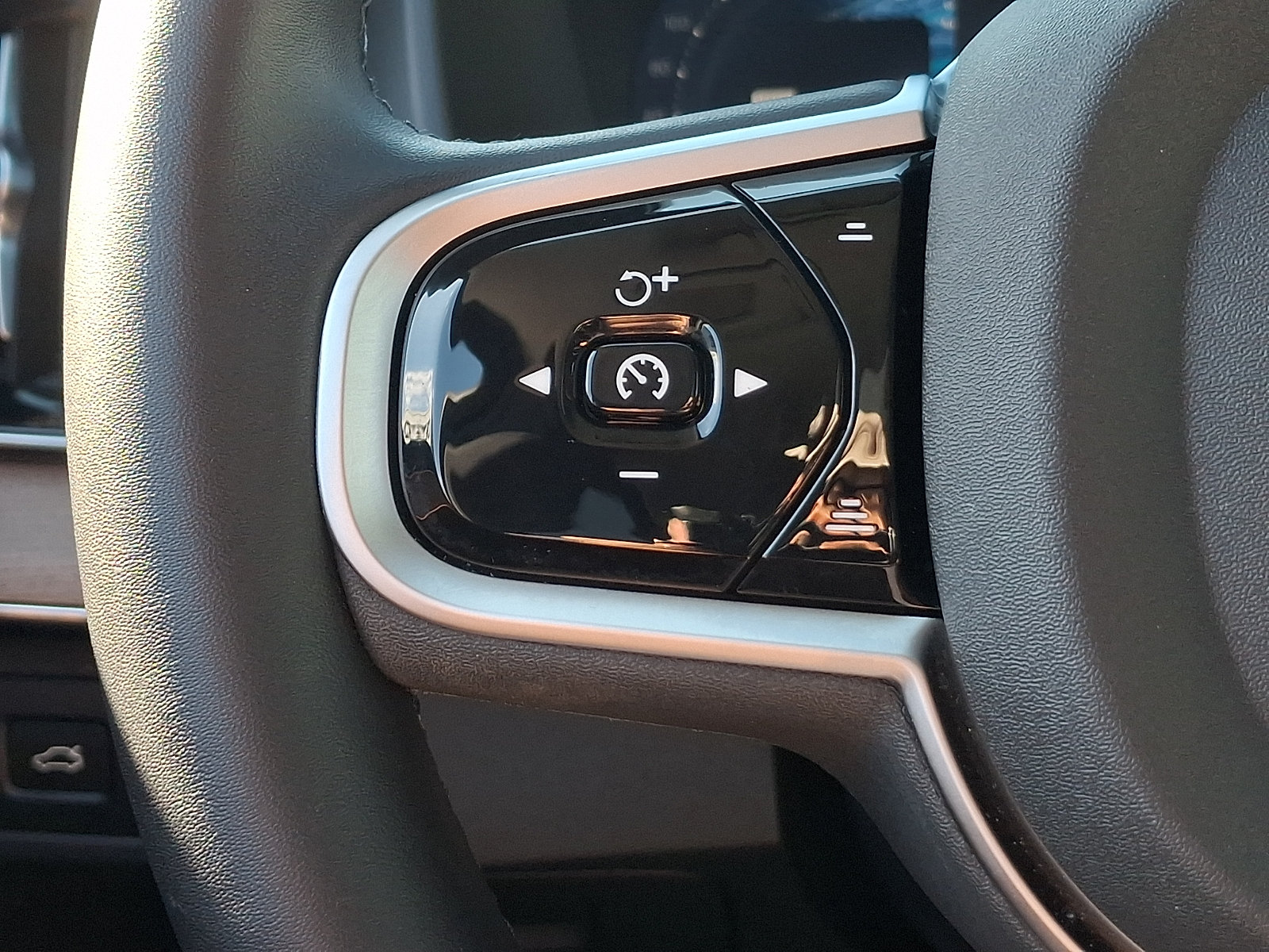 Used 2025 Volvo XC90 B6 Plus AWD/4WD image 24