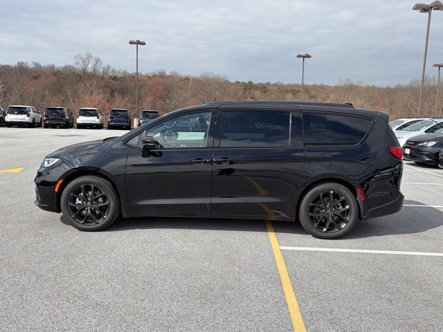 New 2026 Chrysler Pacifica Limited w/ S Appearance Package FWD image 4