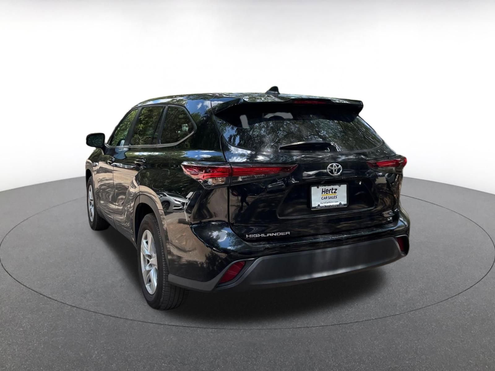 Used 2025 Toyota Highlander LE FWD image 5