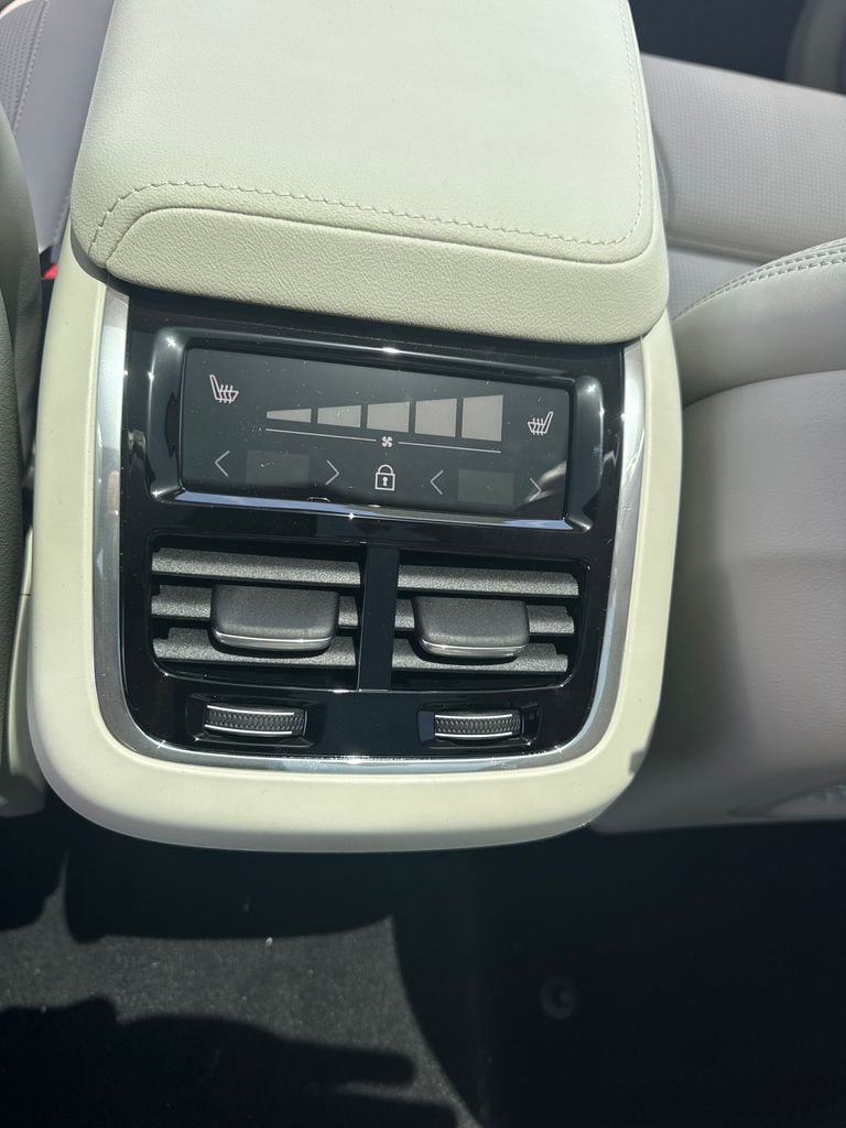 New 2026 Volvo XC60 B5 Ultra w/ Protection Package Premier AWD/4WD image 8