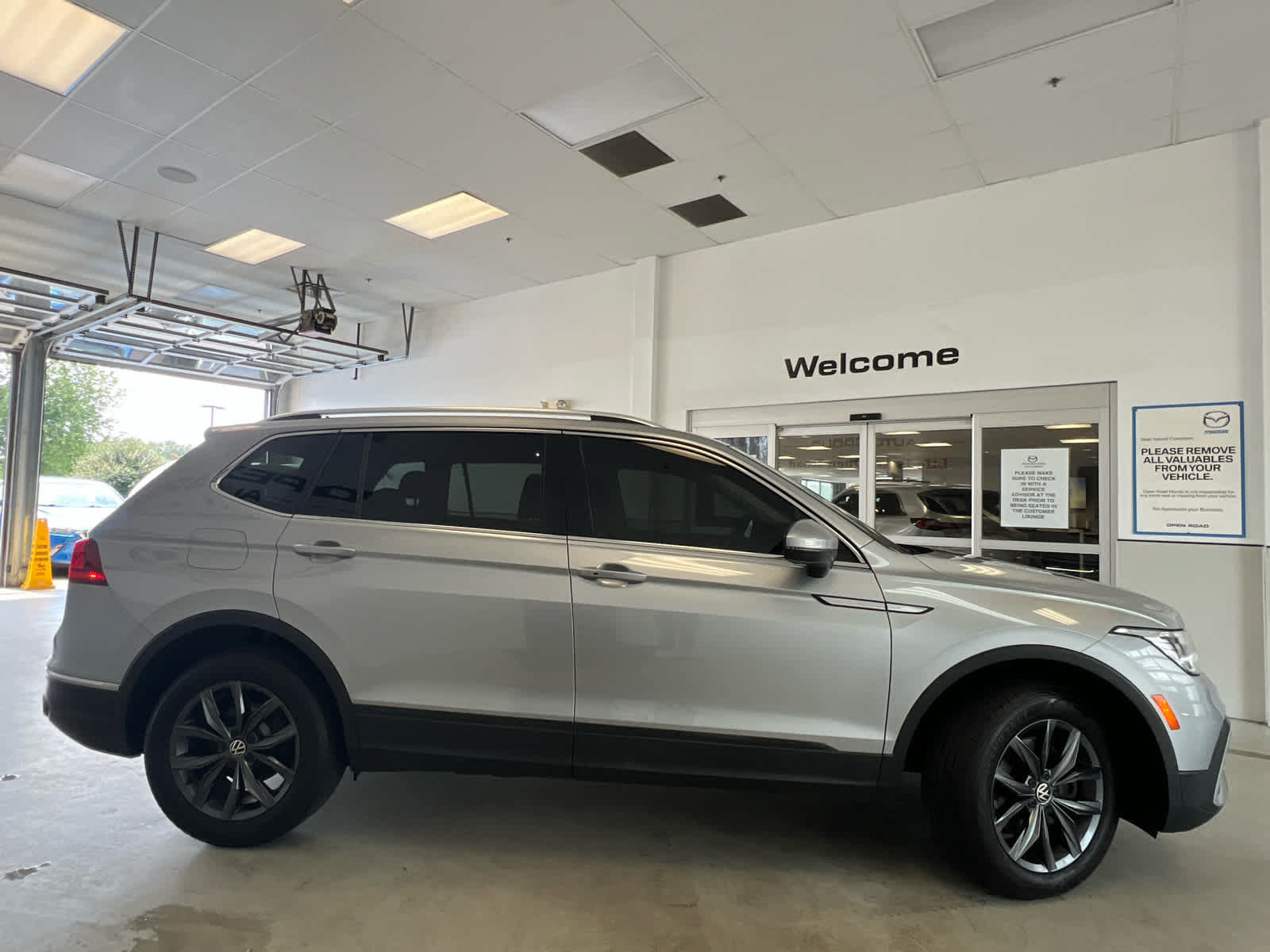 Used 2023 Volkswagen Tiguan SE w/ Panoramic Sunroof Package AWD/4WD image 7