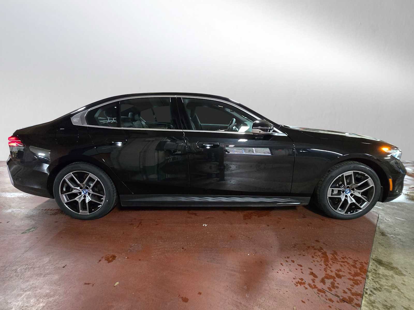 Used 2025 BMW i5 xDrive40 w/ Premium Package image 2