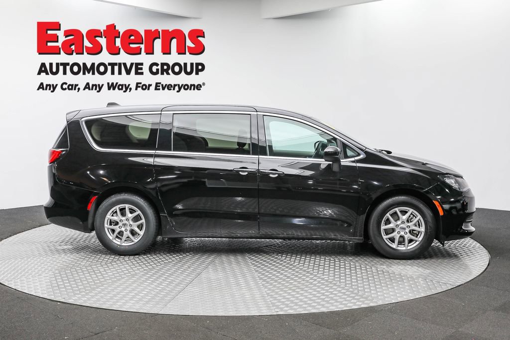 Used 2024 Chrysler Voyager LX image 4