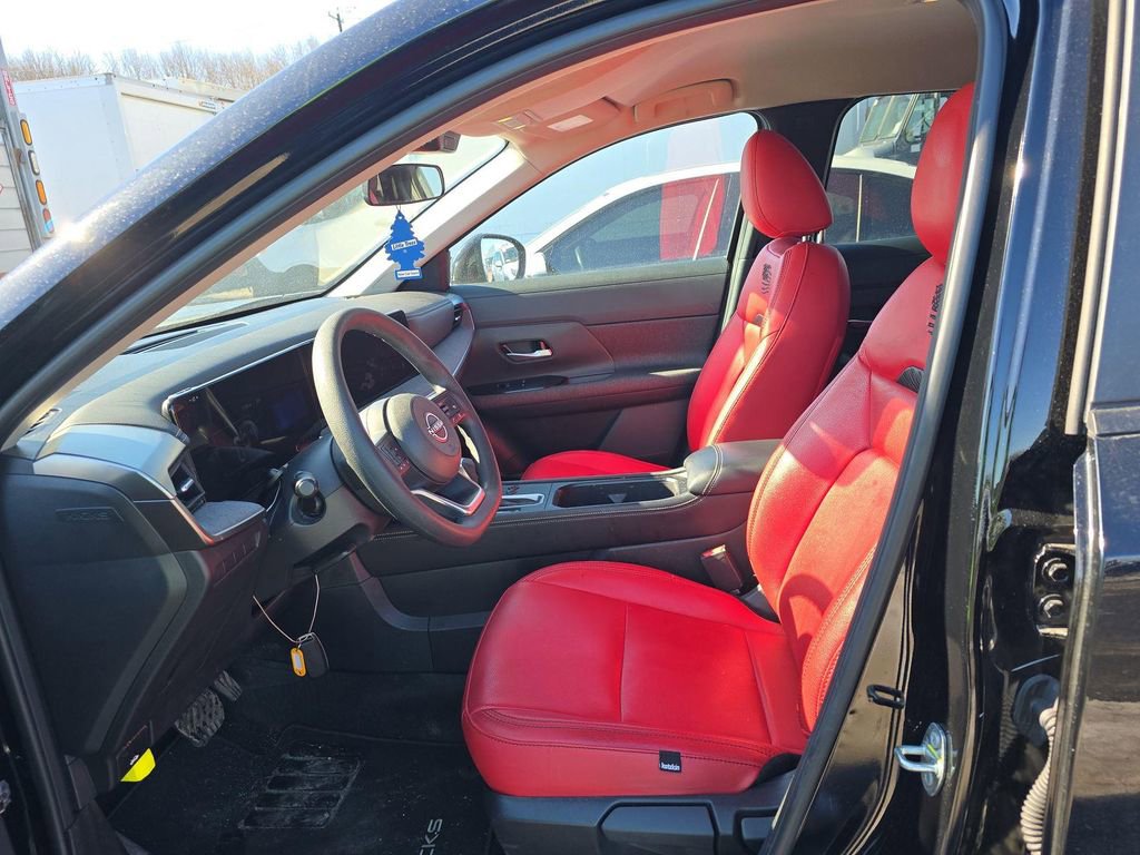 Used 2025 Nissan Kicks SV w/ Illumination Package image 5