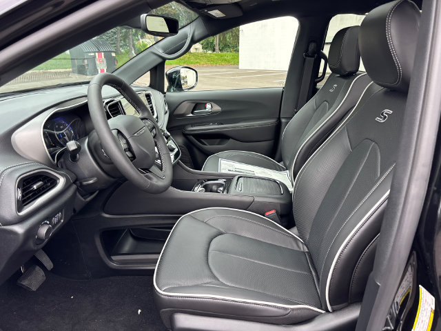 New 2027 Chrysler Pacifica Limited AWD/4WD image 6