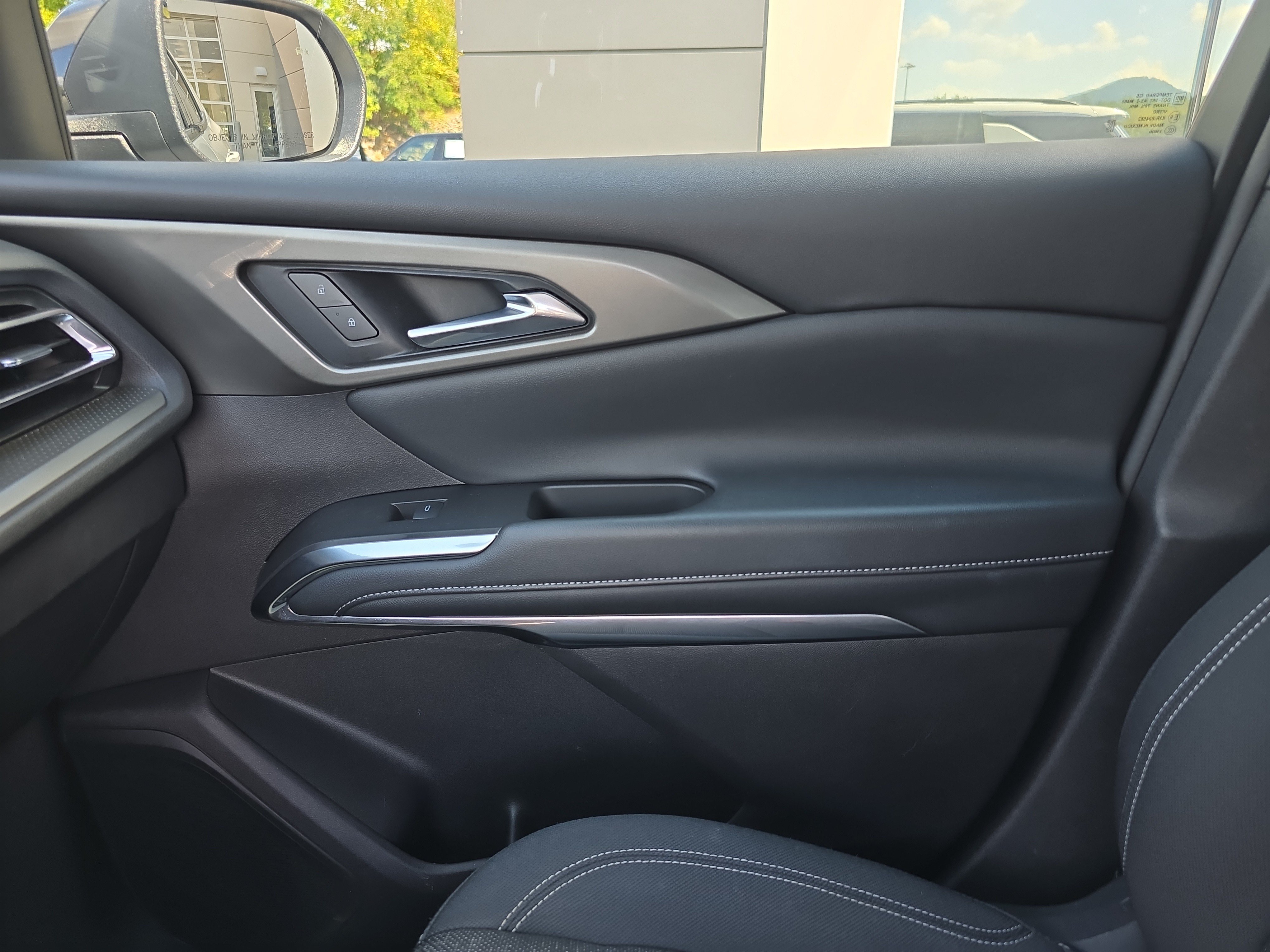 Used 2025 Chevrolet Traverse LT FWD image 23